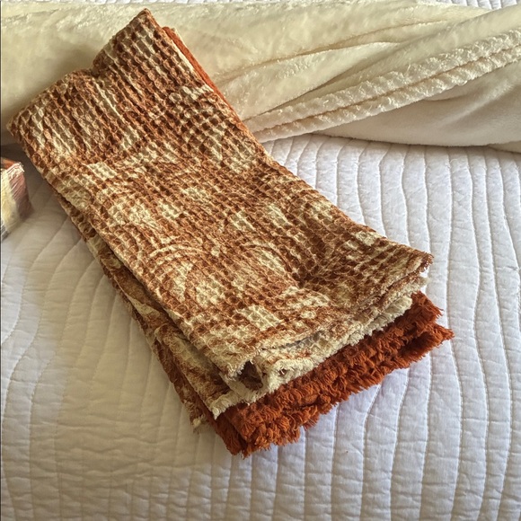 Leaf Patterned Towel Set in Brown and Cream - Picture 6 of 6